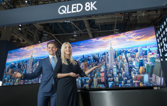 삼성전자 모델이 미국 라스베이거스에서 열린 CES 2019 전시장에서 인공지능(AI) 엔진 퀀텀 프로세서를 탑재해 화질과 음질, 스마트 기능을 향상한 'QLED 8K' TV를 소개하고 있다.  삼성전자 제공